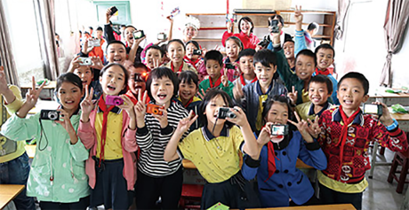 押注游戏平台- (中国)有限公司百度百科为苗寨的小学捐赠照相机和打印机